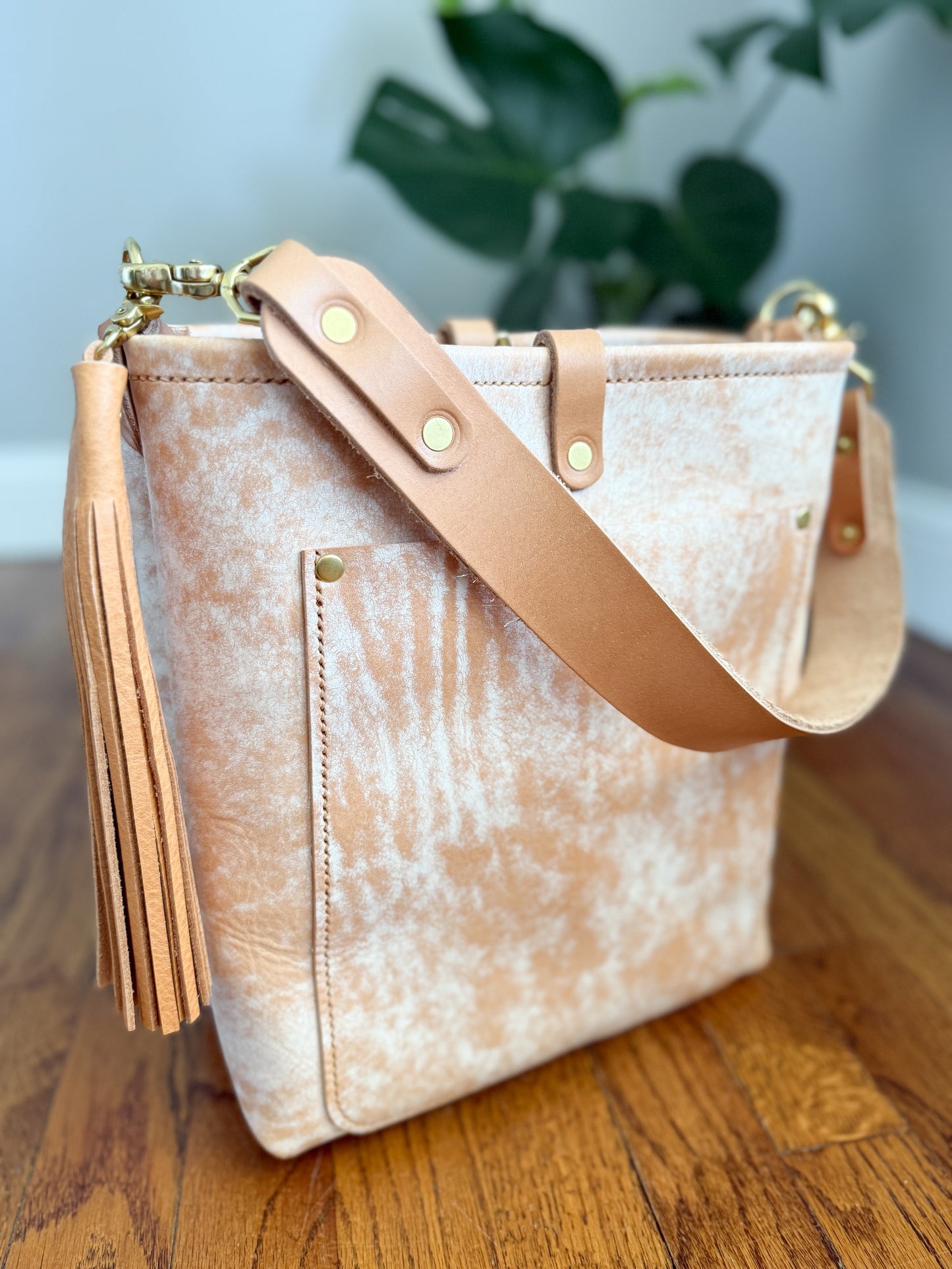 Bennett Bucket in Vintage Natural Vachetta