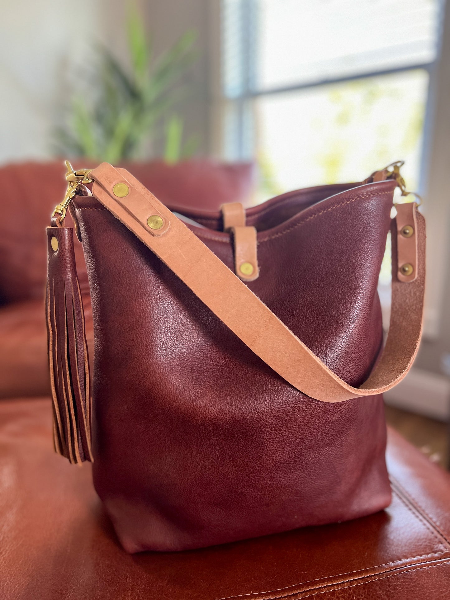 Hobo Bucket in Original Cognac