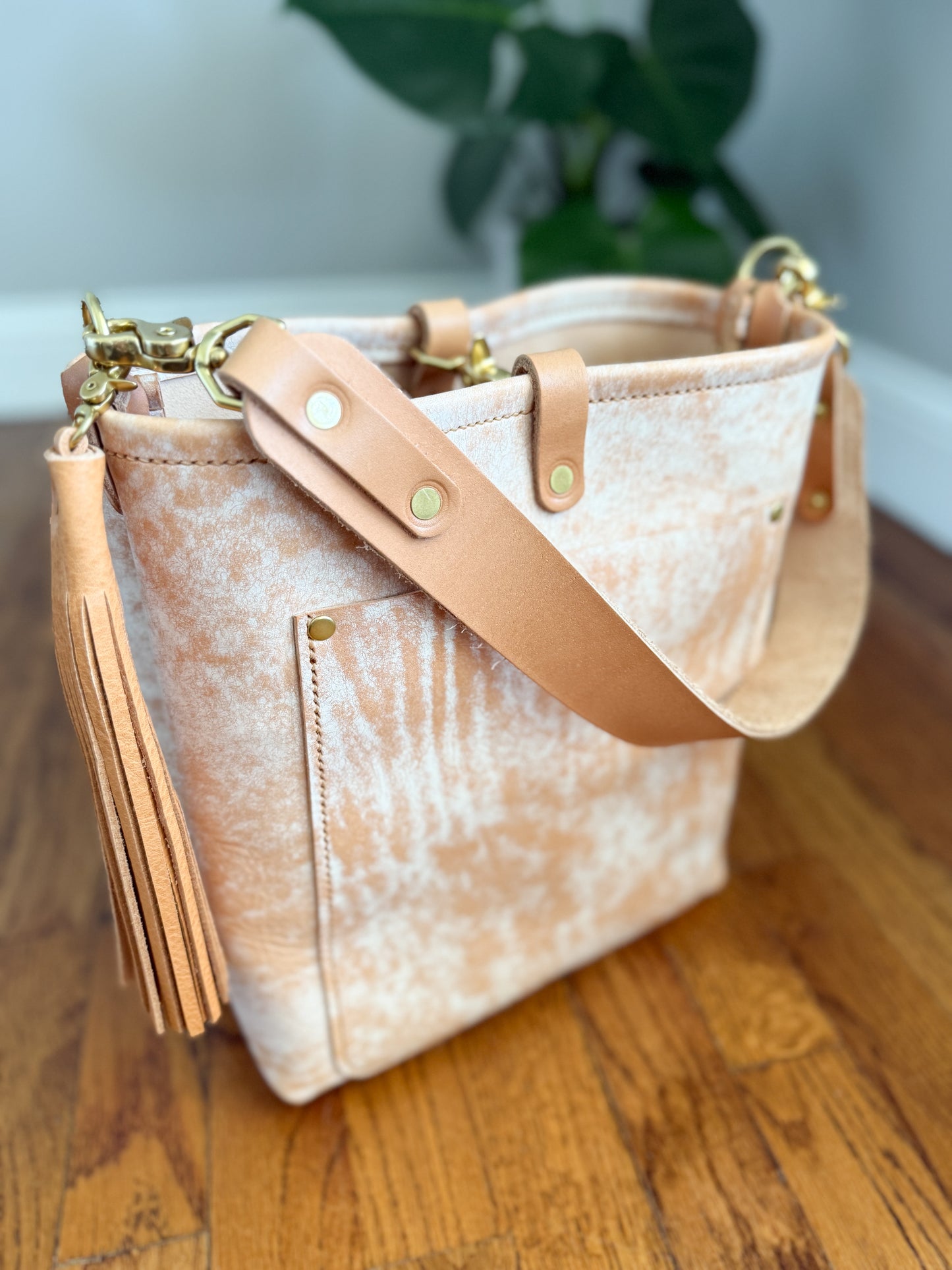 Bennett Bucket in Vintage Natural Vachetta