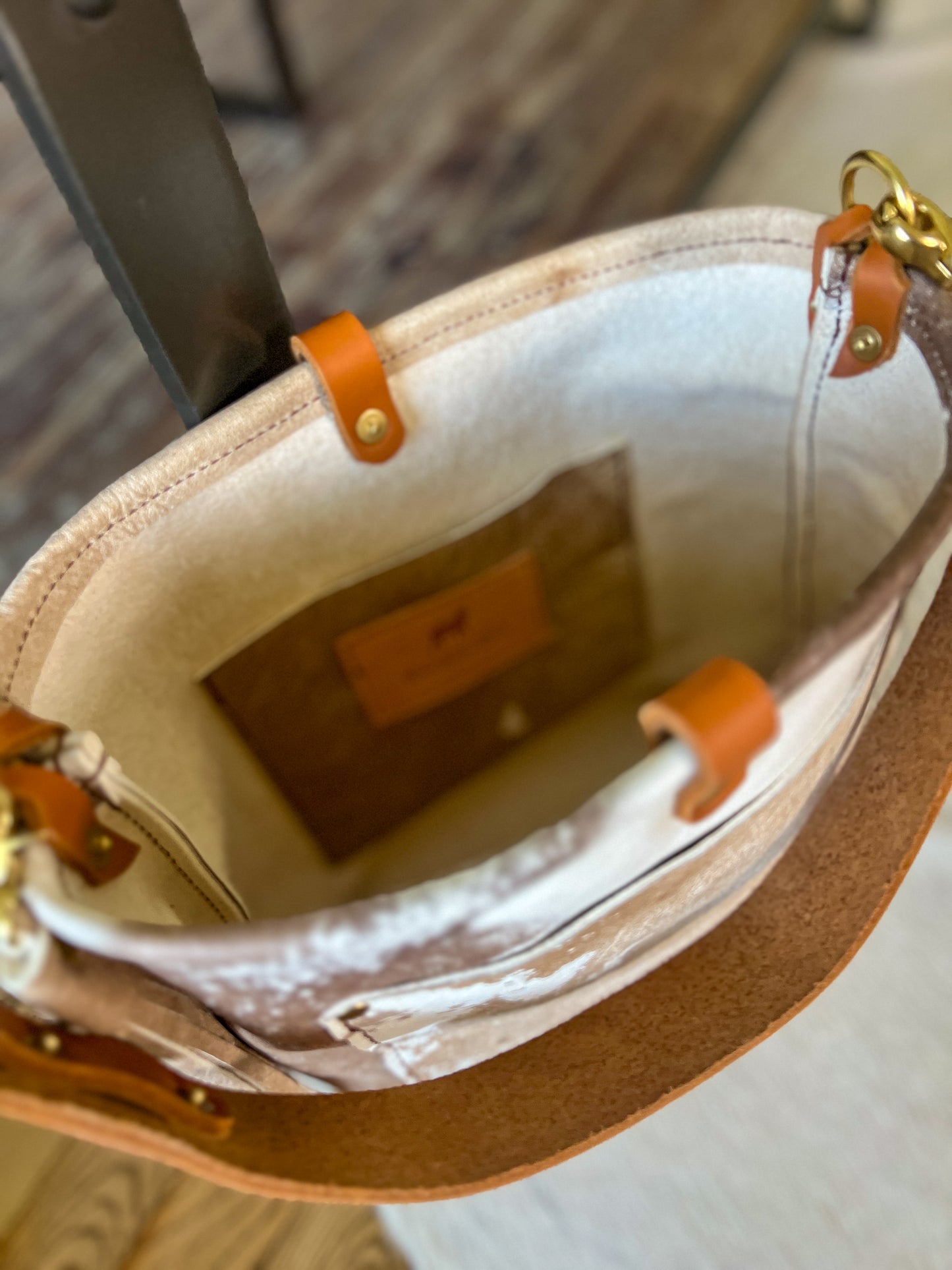 Bennett Bucket in Vintage Cowhide