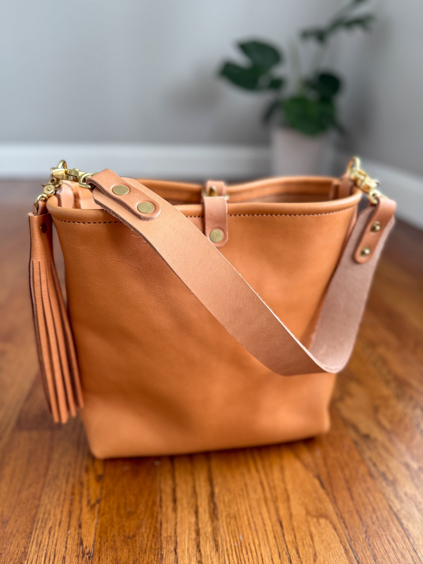 Hobo Bucket in Natural Vachetta