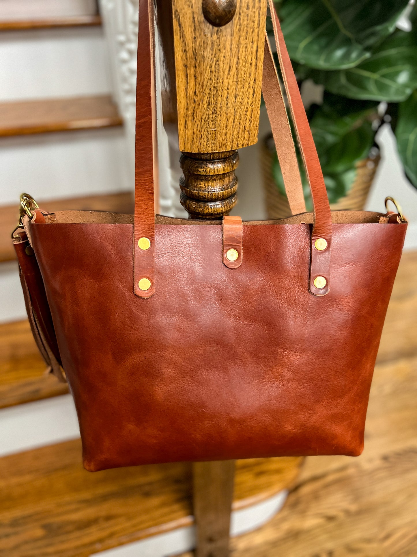 Medium Tote in Cherry Veg Tan