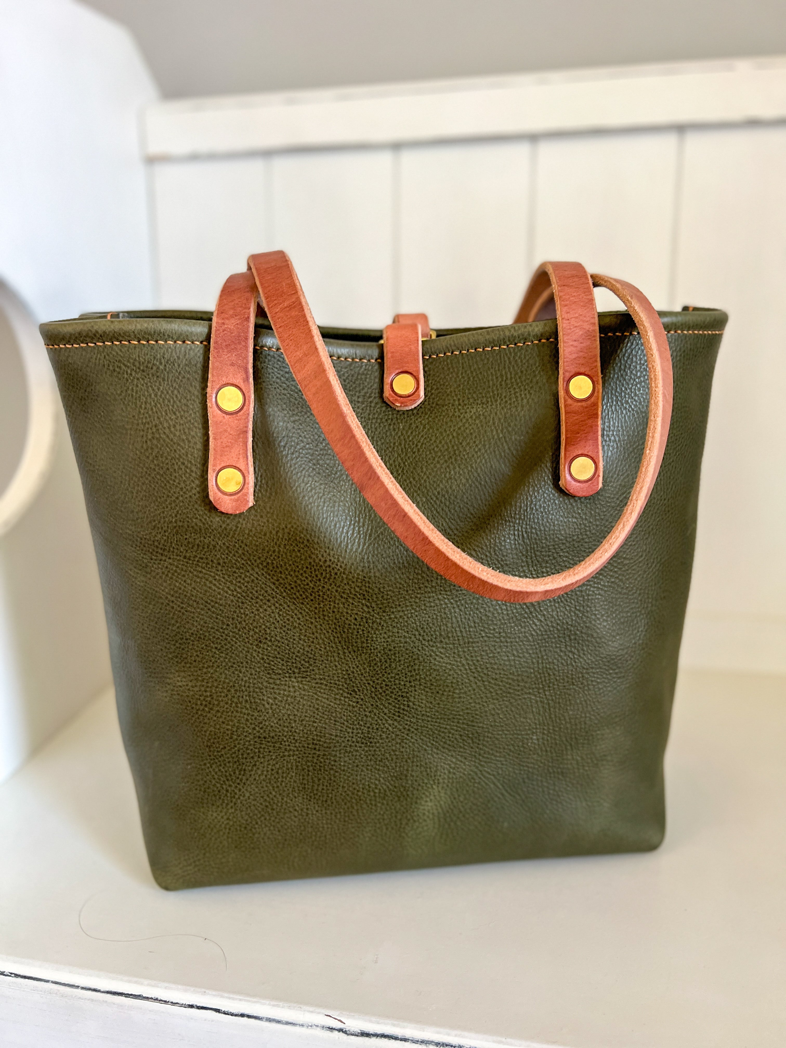 Classic Leather Tote Bag in Olive good