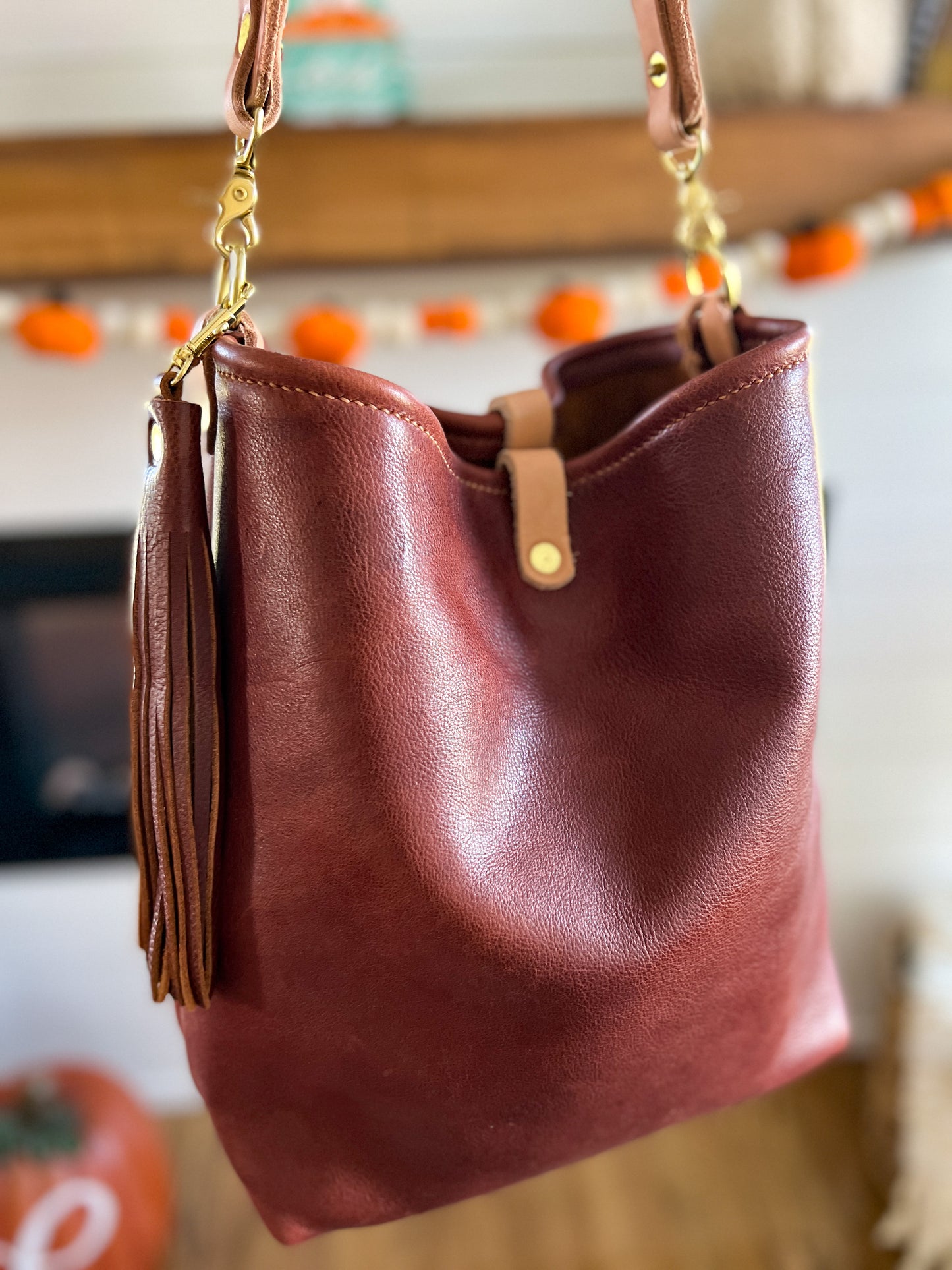 Hobo Bucket in Original Cognac