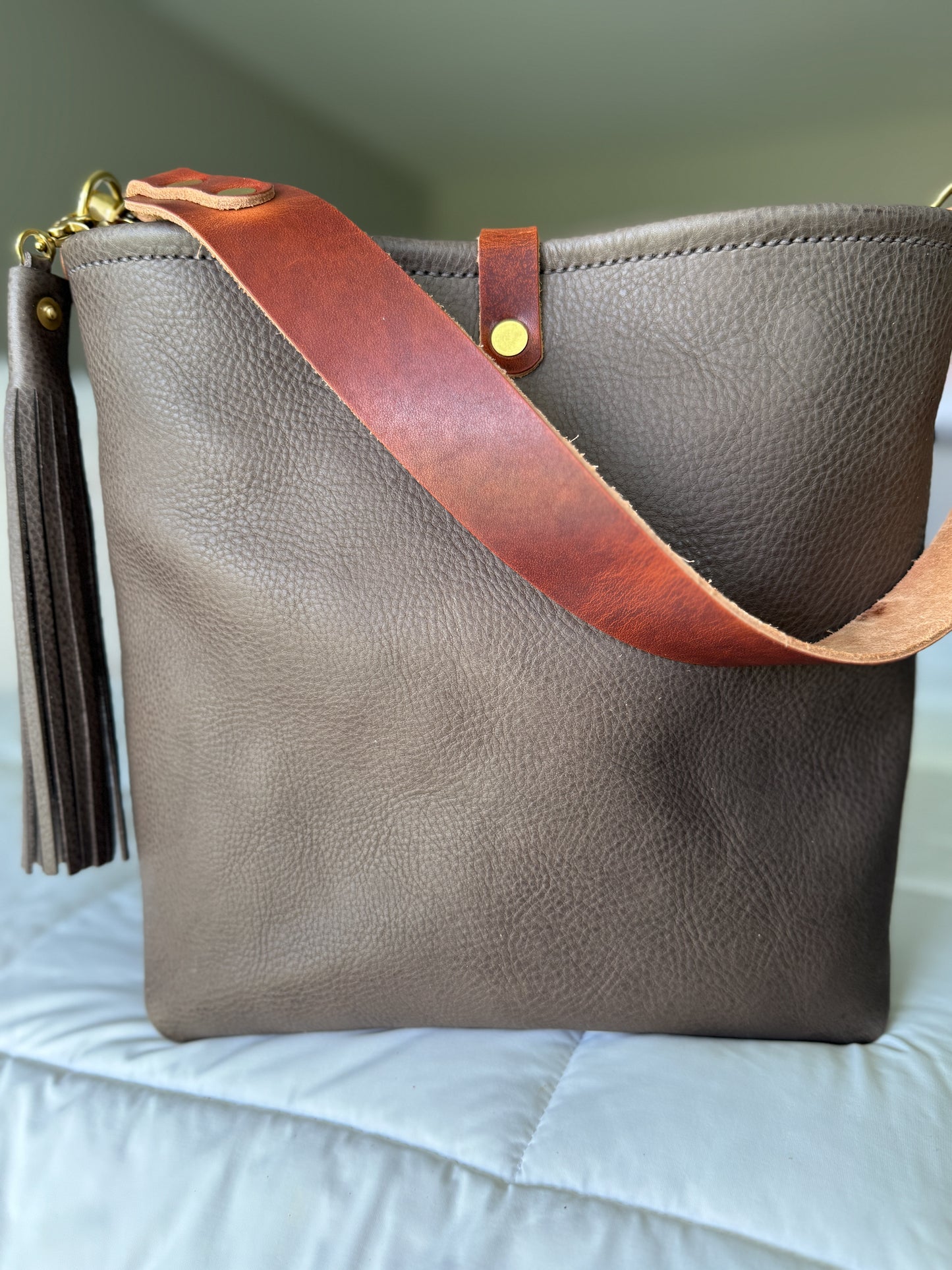 Hobo Bucket in Elephant Vachetta