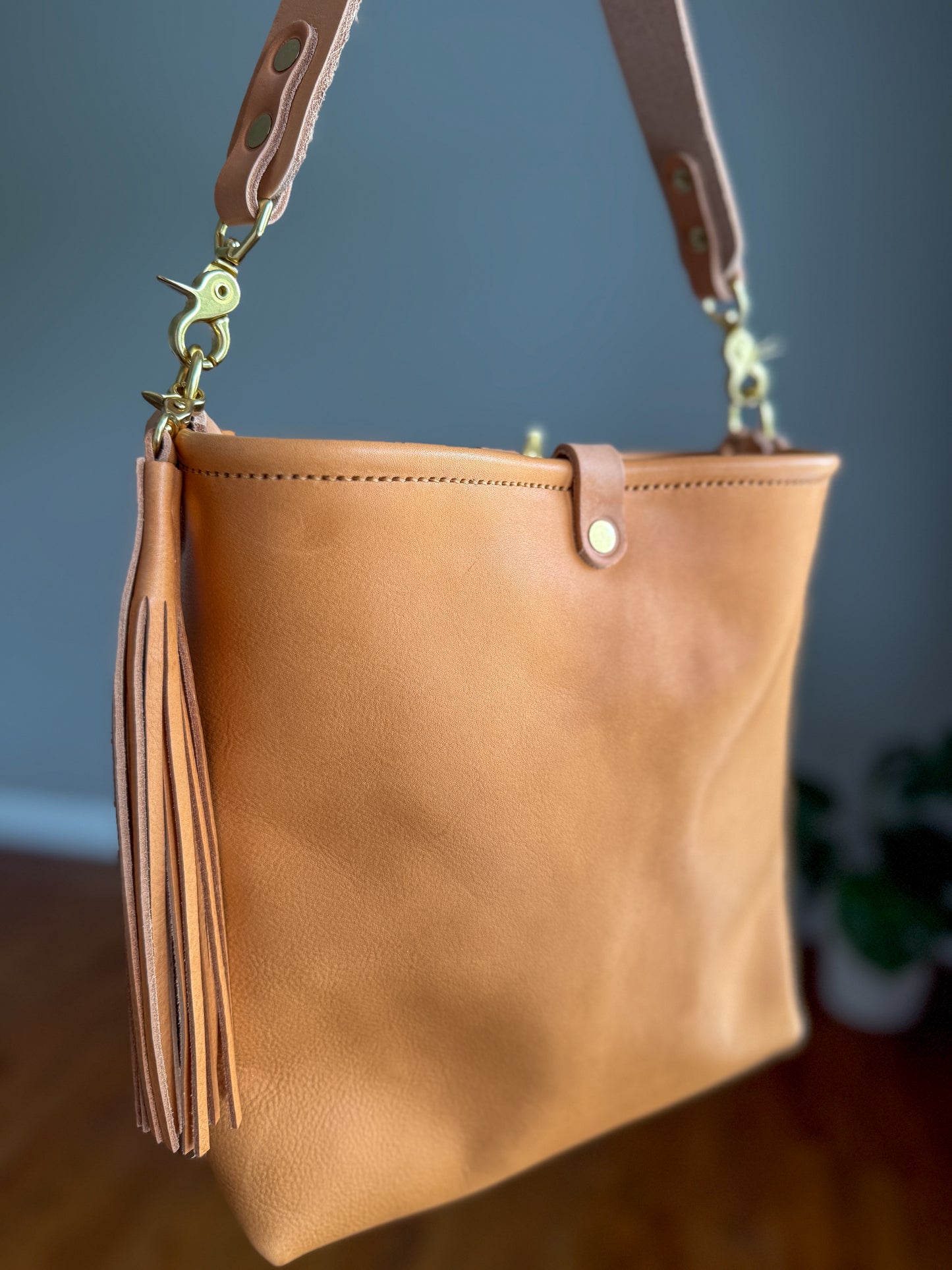 Hobo Bucket in Natural Vachetta