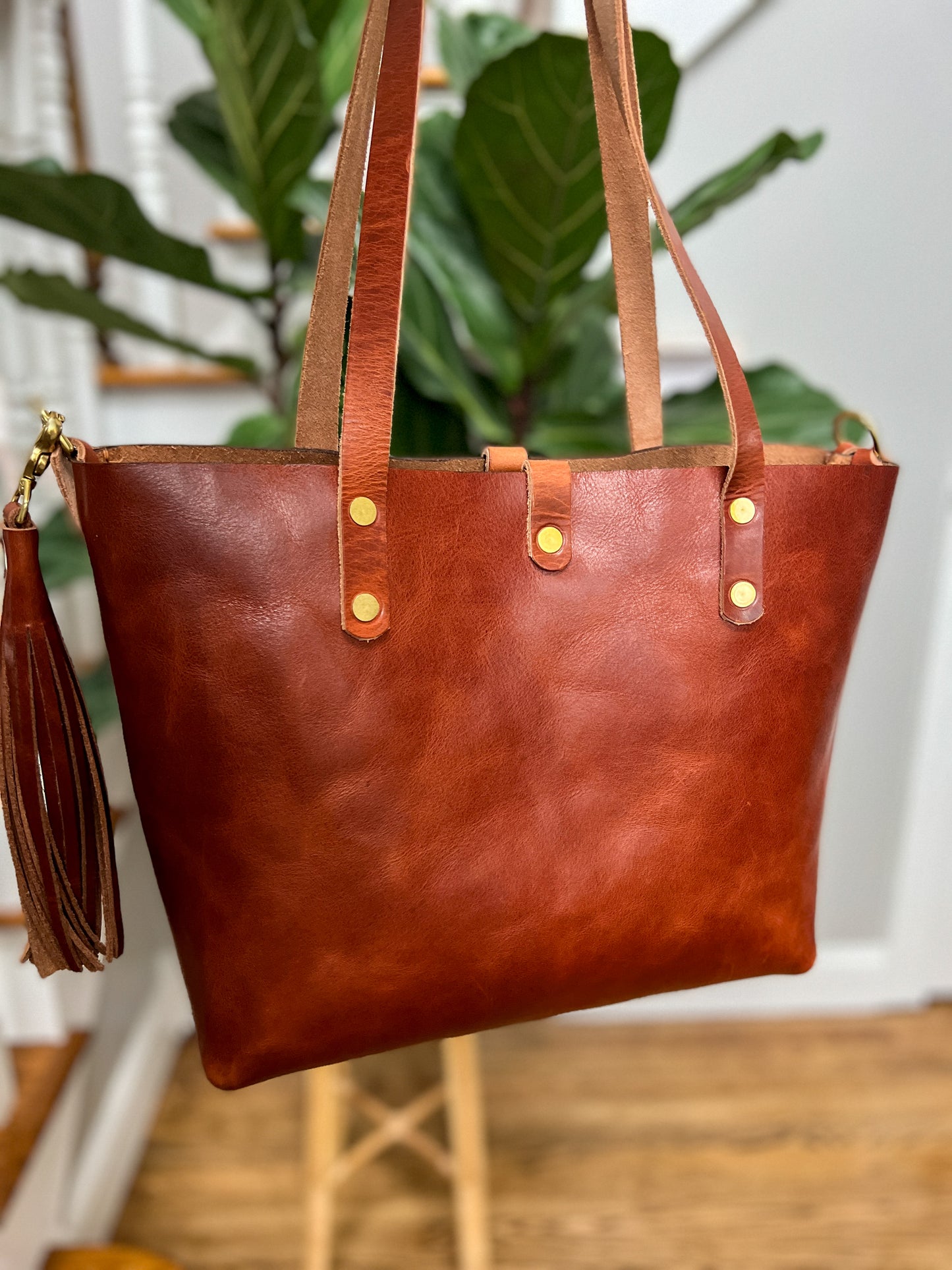 Medium Tote in Cherry Veg Tan