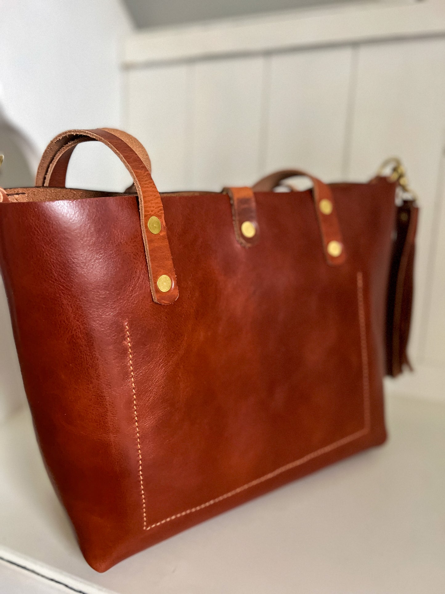 Medium Tote in Cherry Veg Tan