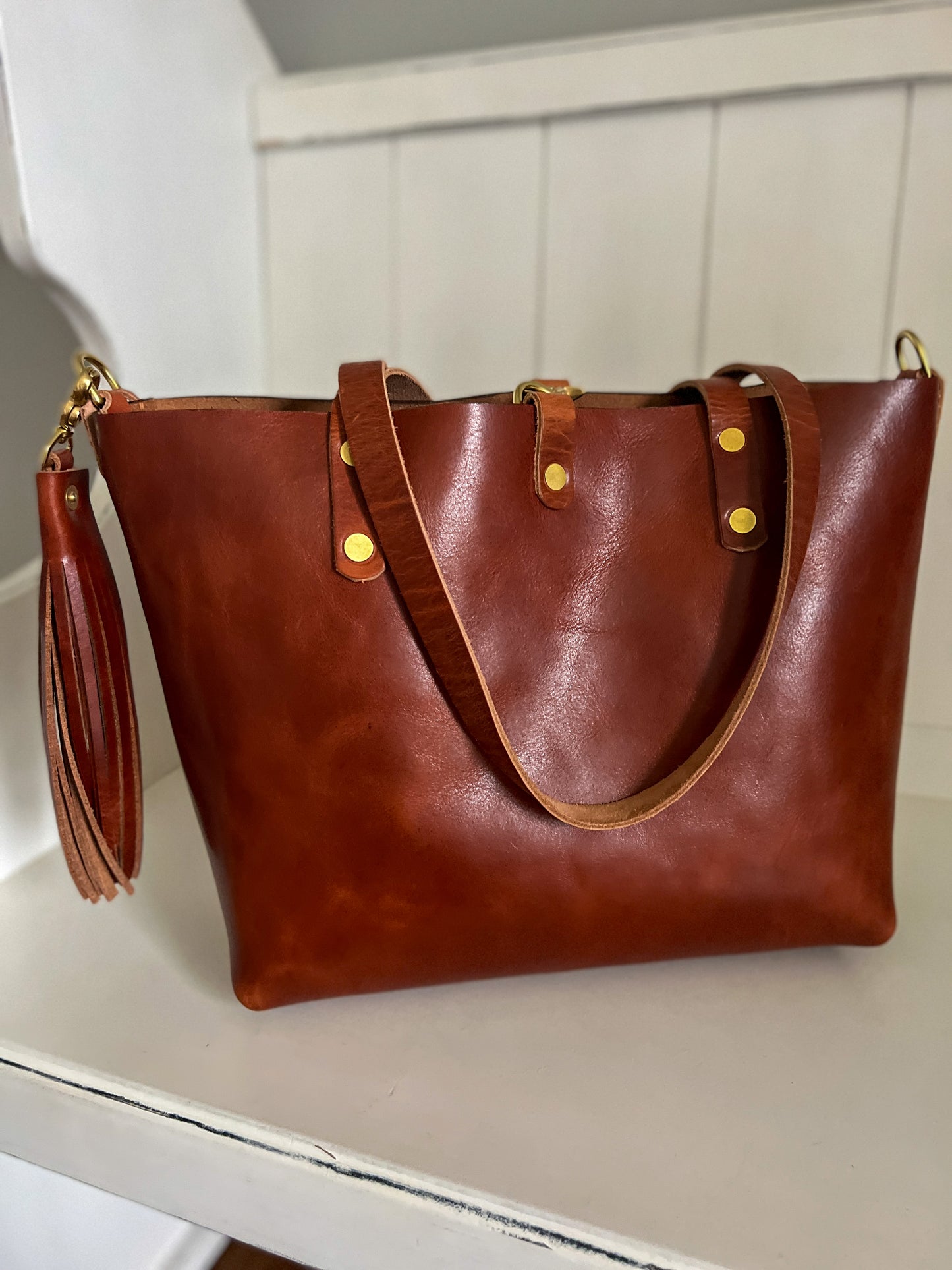 Medium Tote in Cherry Veg Tan