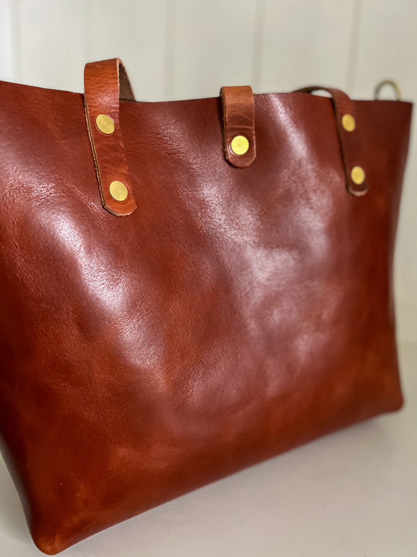 Medium Tote in Cherry Veg Tan