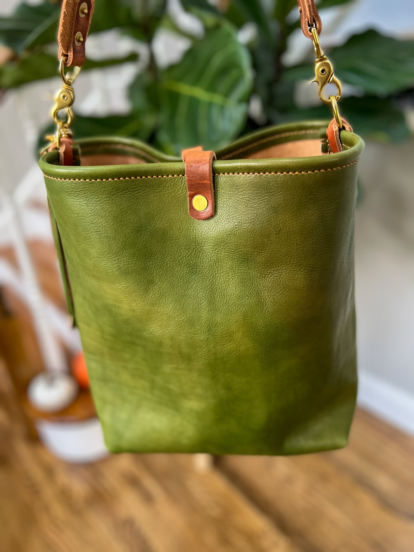 Hobo Bucket in Green Vegetable Tanned Full Grain Leather