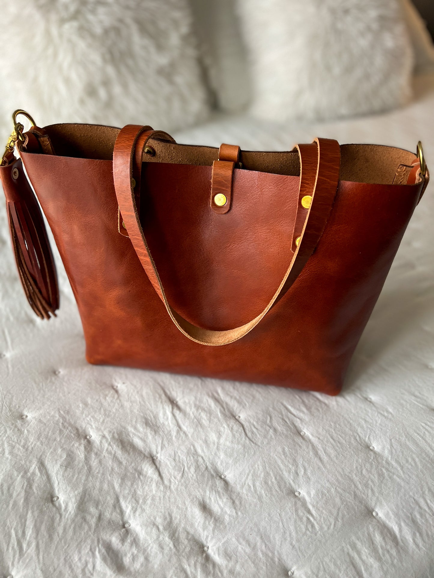 Medium Tote in Cherry Veg Tan