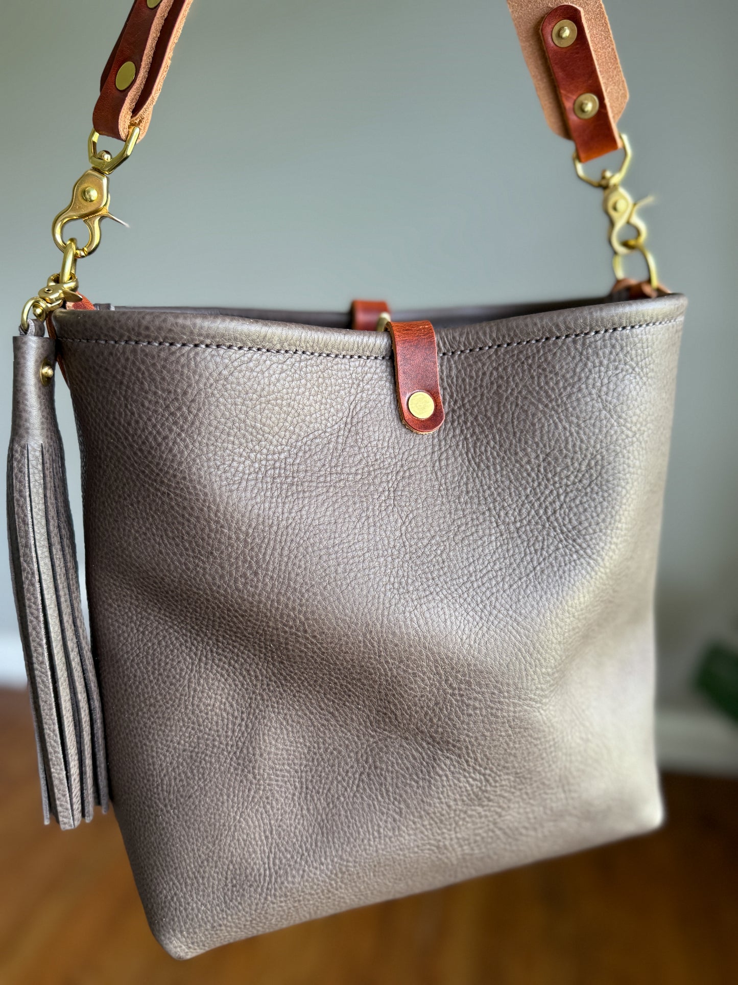 Hobo Bucket in Elephant Vachetta