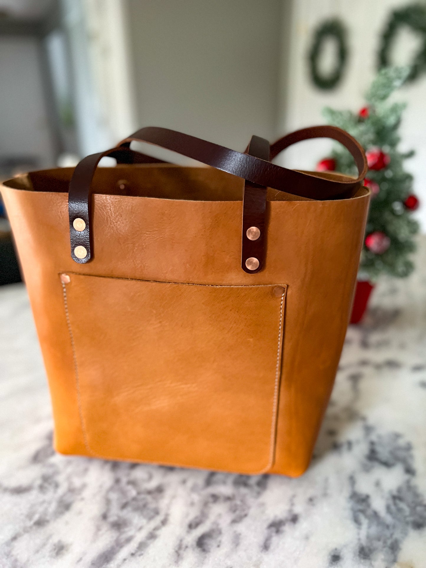 Full Grain Veg Tan Classic Tote in Premium Saddle