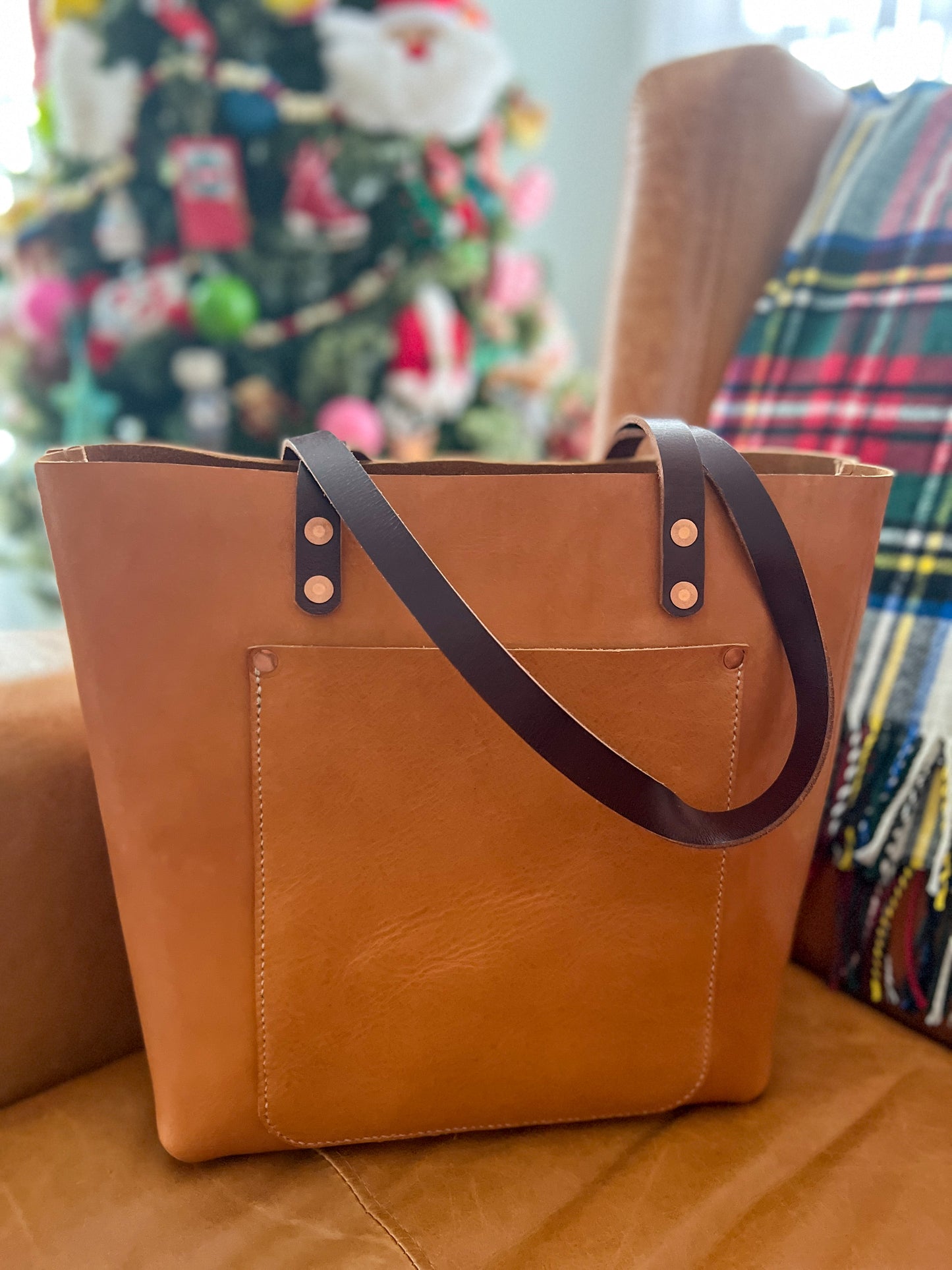 Full Grain Veg Tan Classic Tote in Premium Saddle