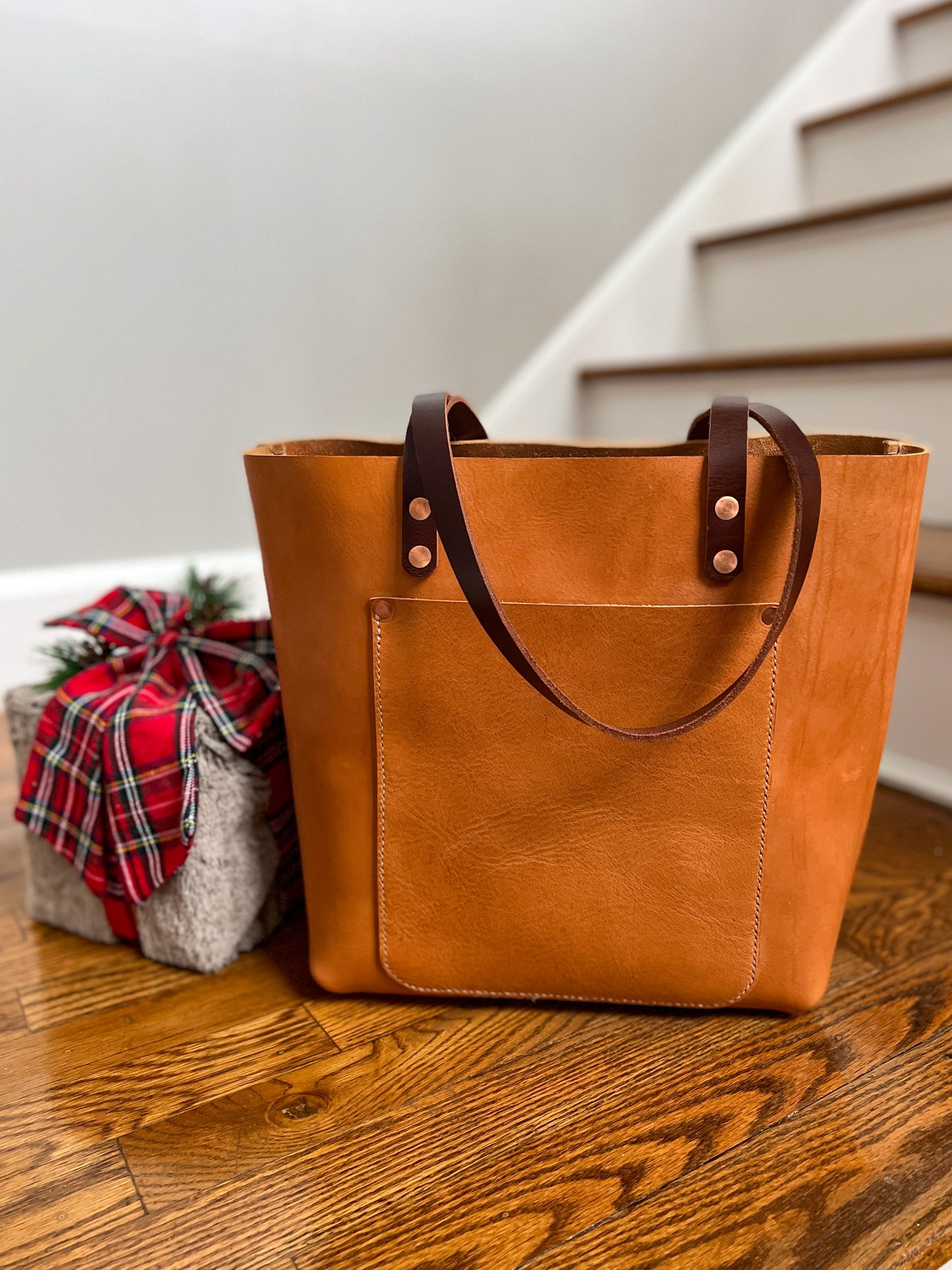 Full Grain Veg Tan Classic Tote in Premium Saddle