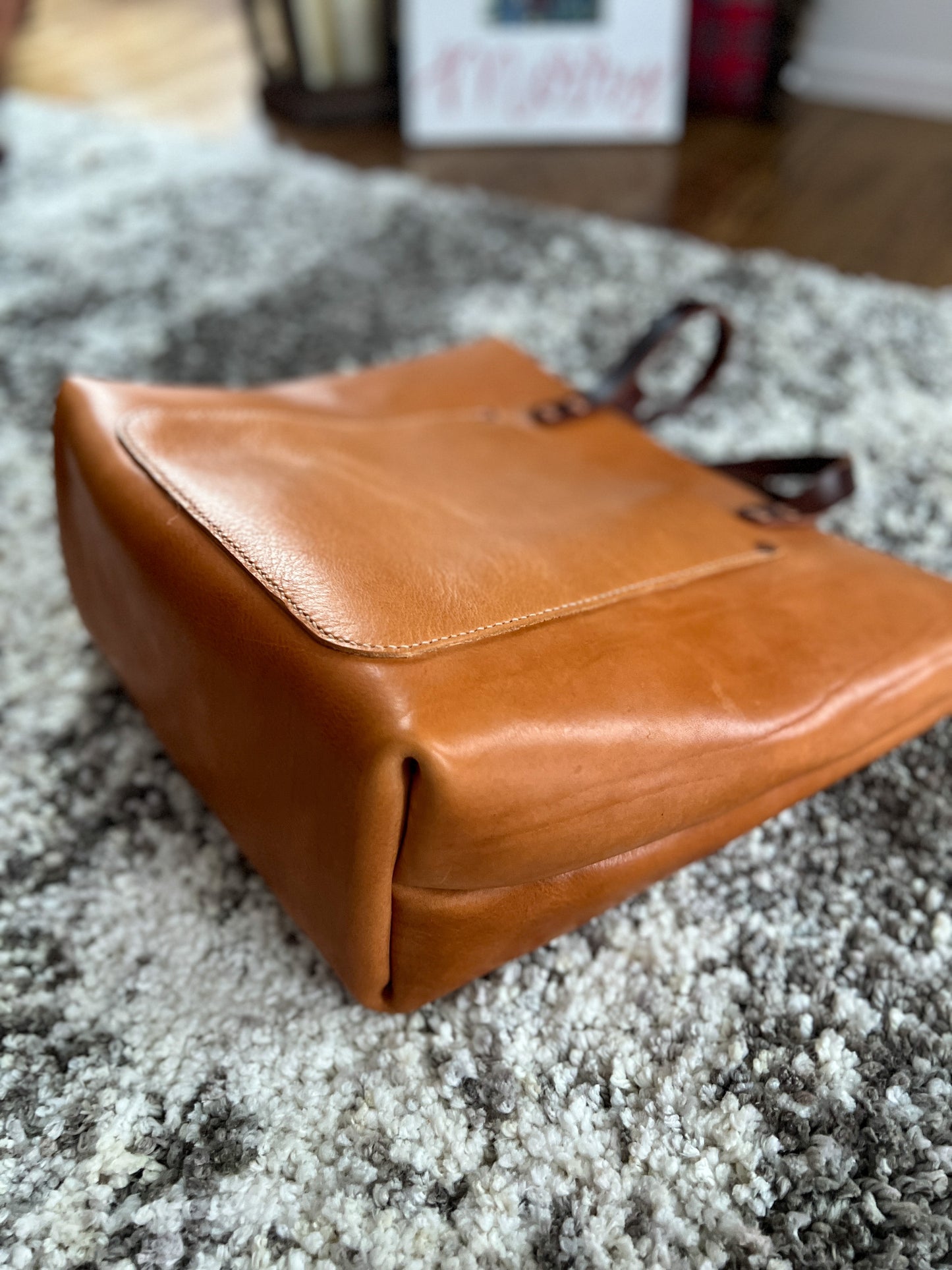 Full Grain Veg Tan Classic Tote in Premium Saddle