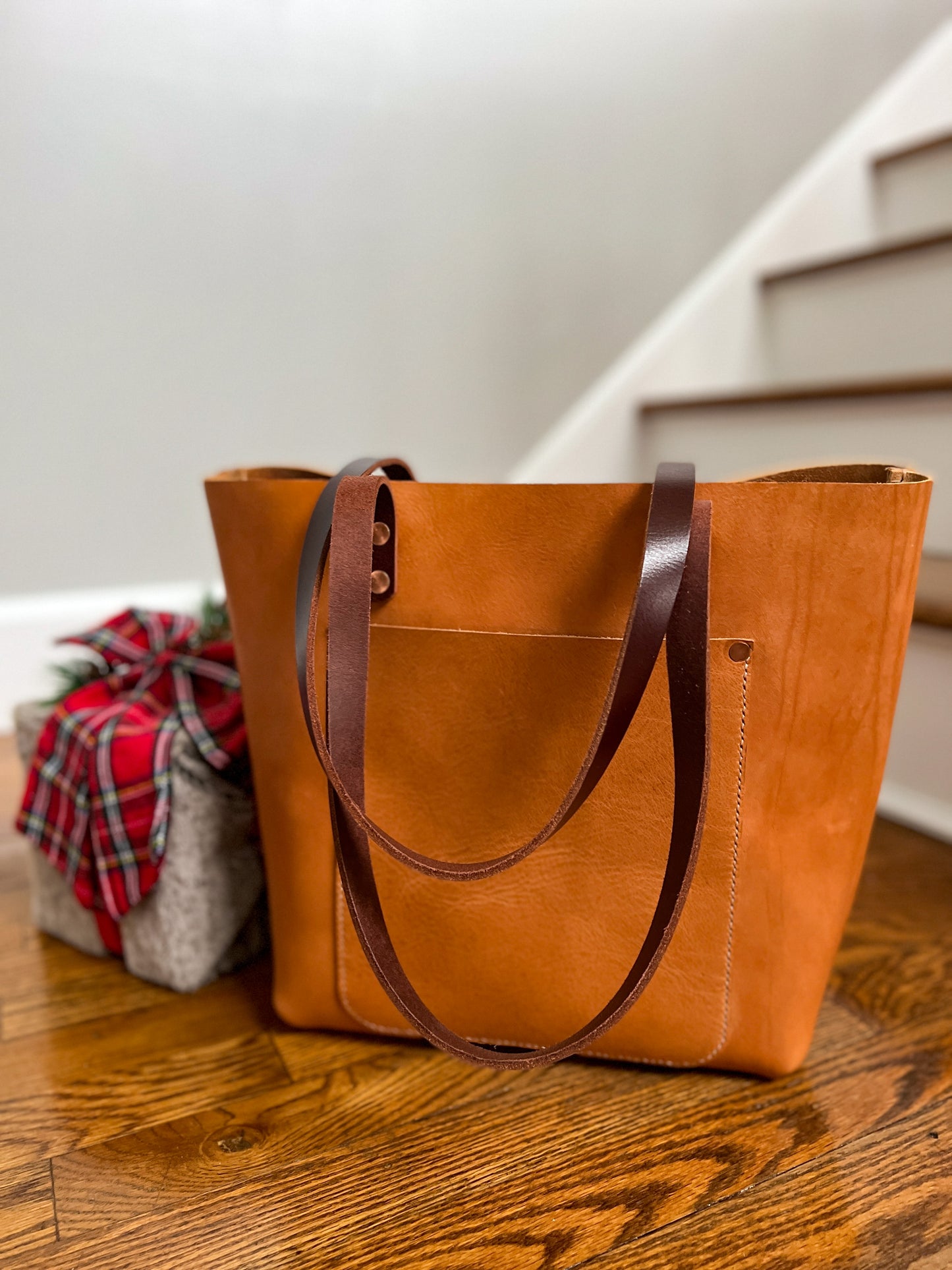 Full Grain Veg Tan Classic Tote in Premium Saddle