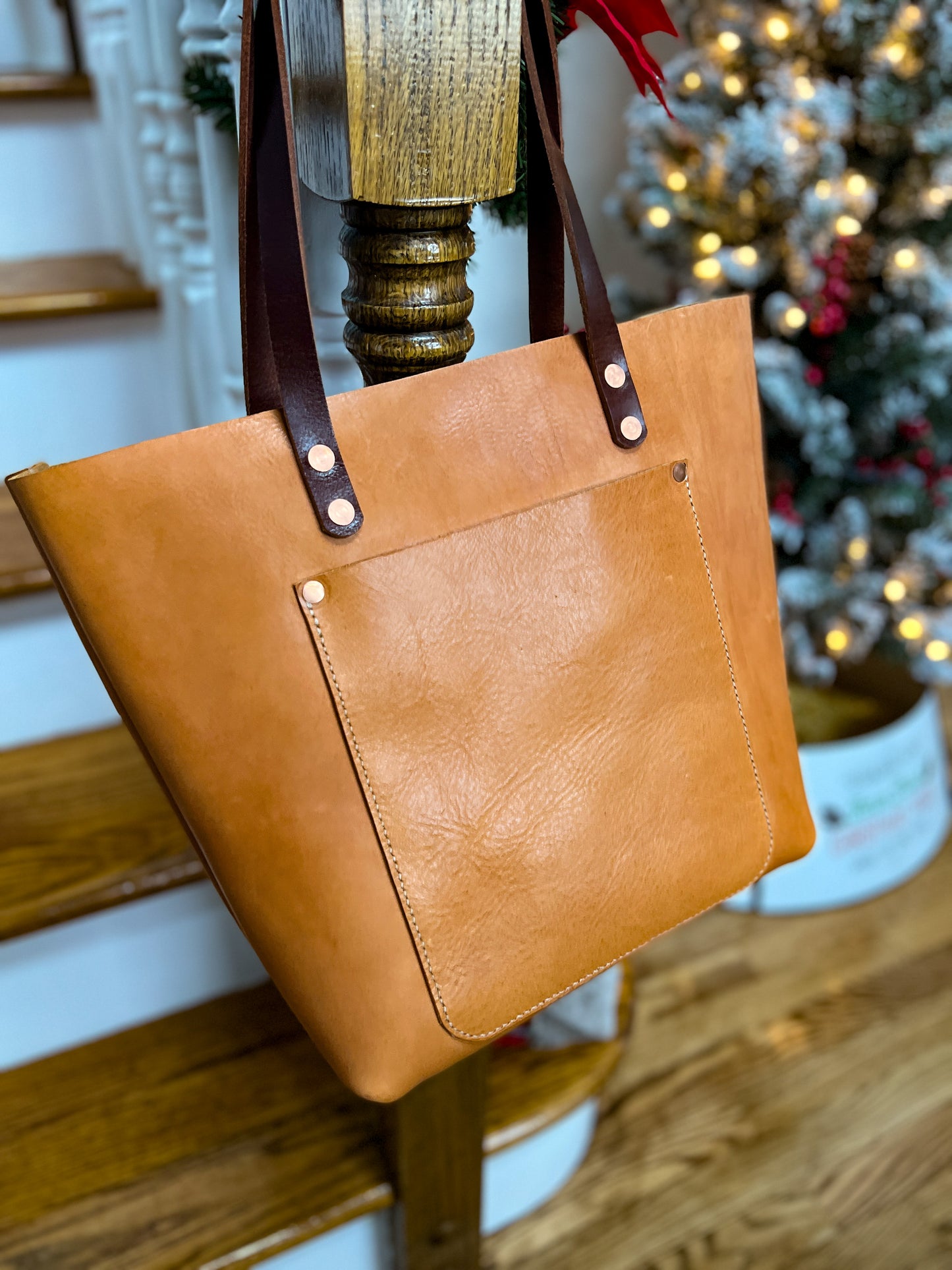 Full Grain Veg Tan Classic Tote in Premium Saddle